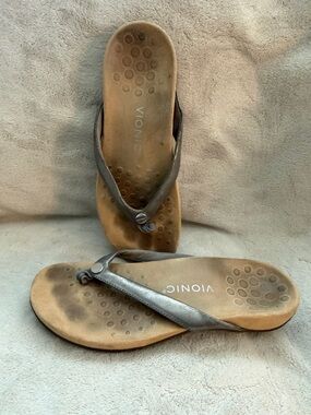 Vionic Women’s Metallic Gray/Brown Thong Sandals